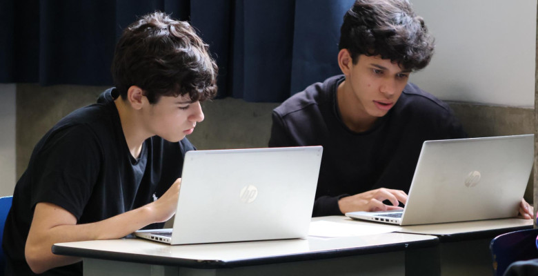 Apresentações sobre gestão sustentável de água para escola da Índia